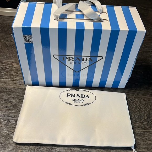 NWT designer gold heels (runs small - fit 38) - Picture 8 of 8